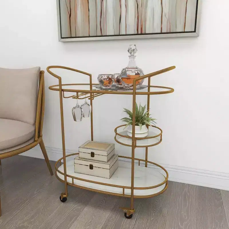 Chariot de bar contemporain en fer doré - Élégant rangement roulant à 3 niveaux, usage intérieur