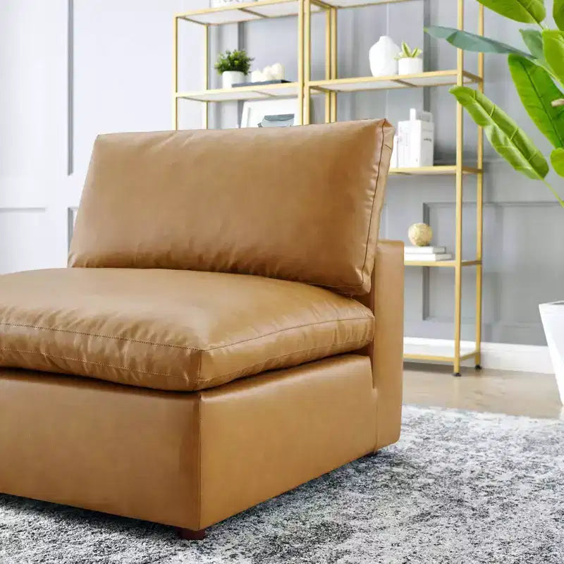 Chaise sans accoudoirs en cuir végétalien surdimensionnée et rembourrée de duvet